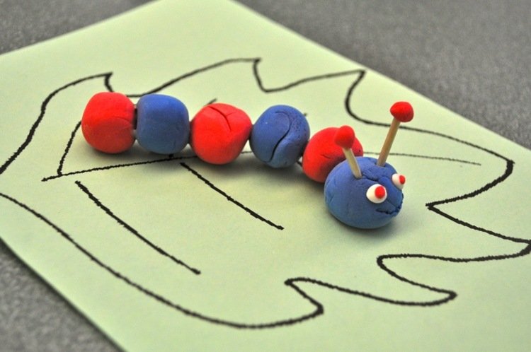 Vyrobte húsenice z remeselnej hliny a špáradiel húsenica-drotár-ľahký-drotár-nápad-hlinený-špáradlo