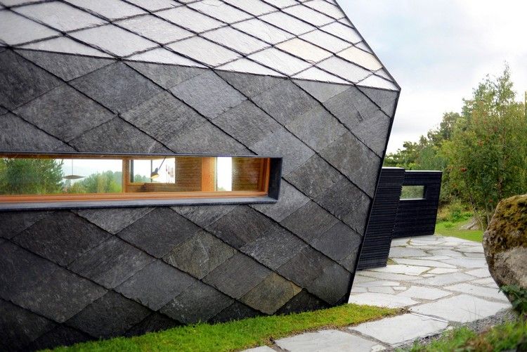 bridlicové okno budovy v tvare diamantu