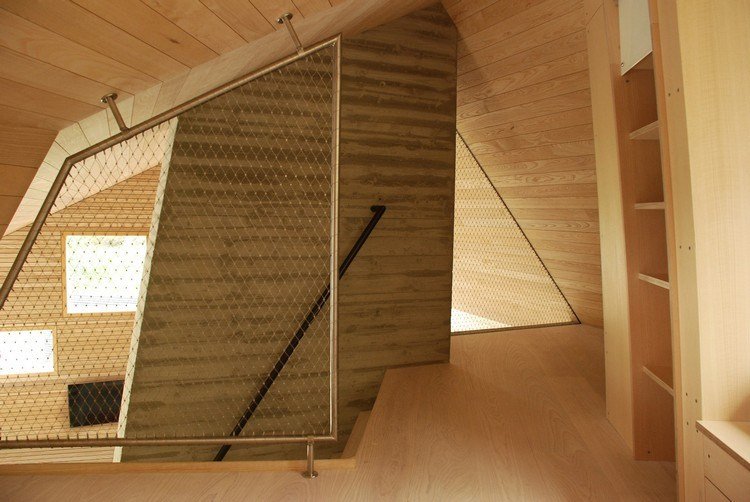 podkrovie drevené obloženie jaseň betónová stena