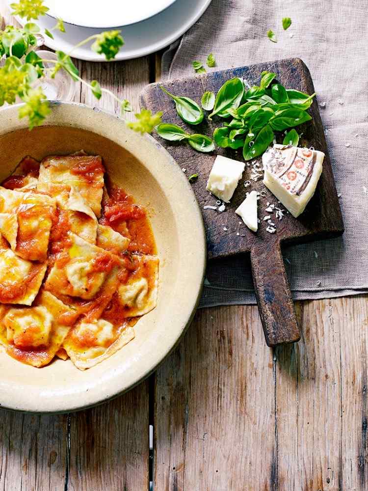 Klasické ravioli s paradajkovou omáčkou Urobte si ravioli sami klasicky-recept-paradajková omáčka-parmezán