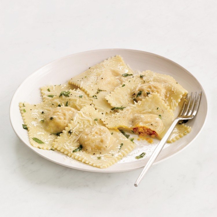 Vyrobte si vlastné ravioli s mrkvovou náplňou Ravioli bez omáčky, mrkva, bazalka, strúhaný parmezán