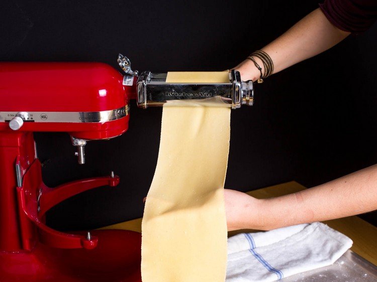 Cesto na ravioli prelejte strojom na cestoviny Vyrobte si ravioli sami ravioli cesto-stroj na cestoviny-dajte-tenky-cesto-list