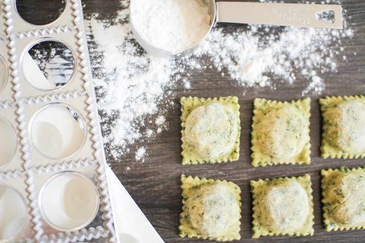 Vyrobte si farebné ravioli sami pomocou formy na ravioli ravioli-urobte si-ravioliform-múčne-cesto-špenát-zelené-ravioli