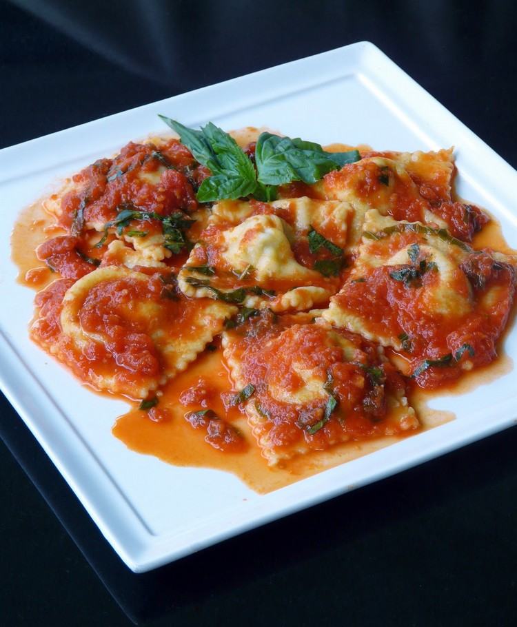 Paradajková a bazalková omáčka na plnené cestoviny Ravioli-plnka-plnenie-paradajkovou-omáčkou-bazalkou-recept