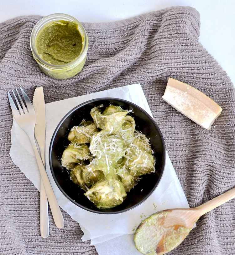 Tip na recept na tortellini s pestom Tortellini-urob si sám-bazalka-pesto-bylinky-parmezán-syr