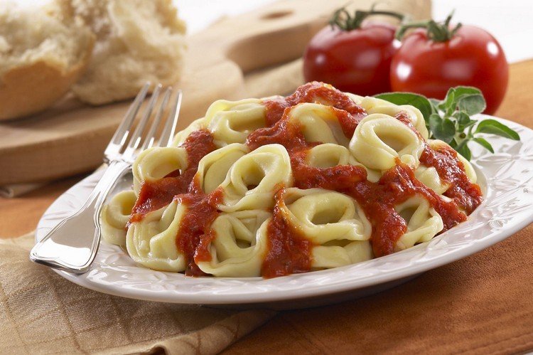 Tortellini s paradajkovou omáčkou si urobte sami Tortellini-urob si sám-večera-paradajková omáčka-domáca