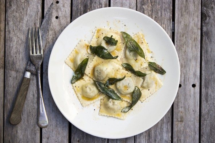 Ravioli so špenátovou a ricottovou náplňou Vyrobte si ravioli sami-plnený-cestovinový-špenát-ricotta-olivový olej-drevený stôl