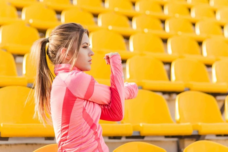 Cvičenie s bolesťou chrbta v hornej časti chrbta