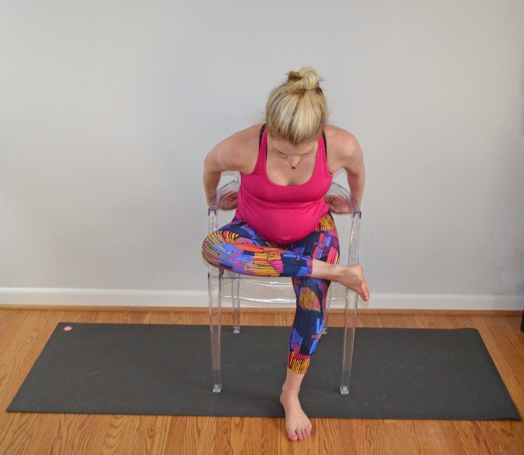 Bolesti chrbta zmierňujú naťahovacie cvičenie piriformis na stoličke