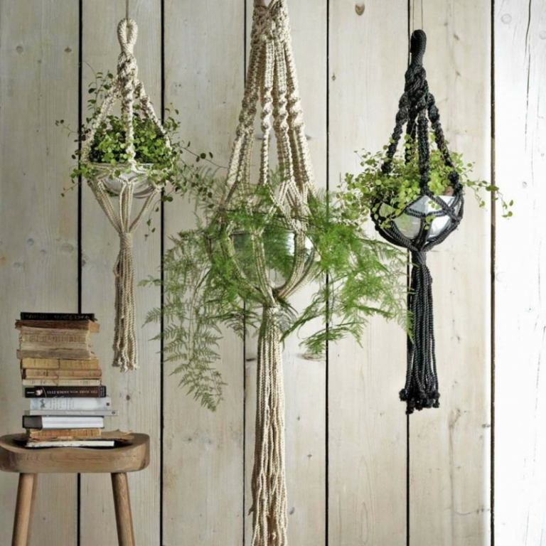 závesný kôš macrame čierna priadza béžový rustikálny obklad na stenu drevený bočný stolík