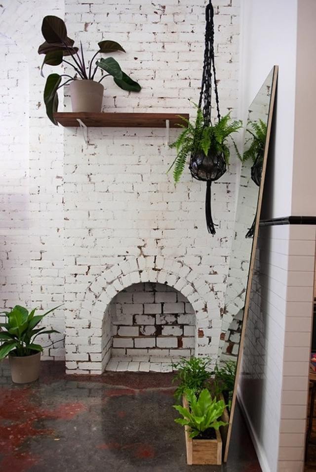 závesný kôš macrame moderná tehlová stena biela