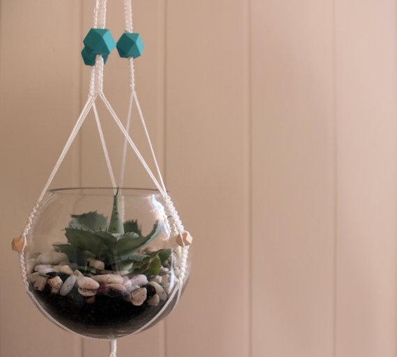 macrame nápady na závesný kôš biela sklenená guľa sukulenty