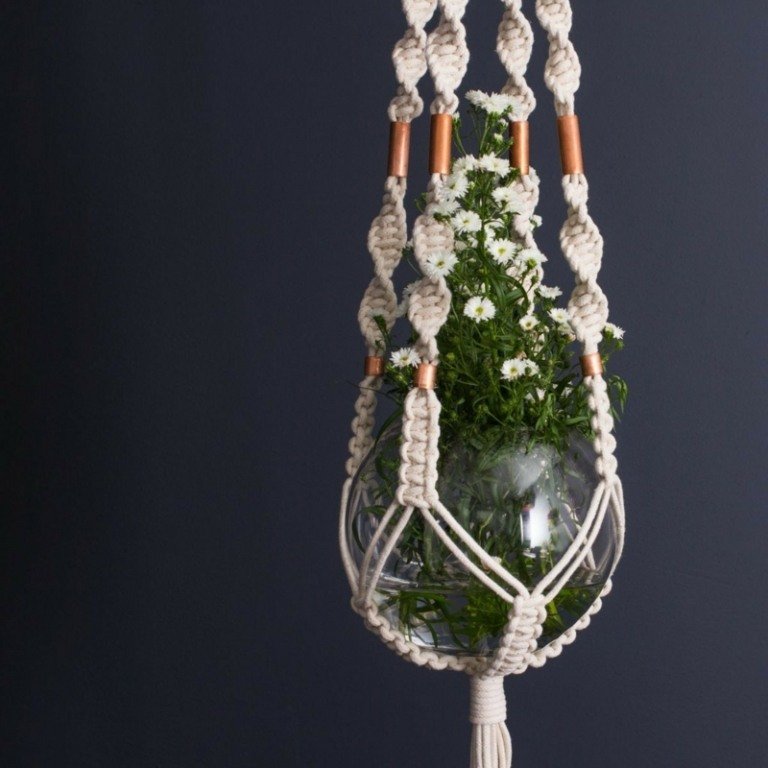 závesný košík macrame nápad na háčkovanie guličkové kvety inšpirácia pre domácich majstrov