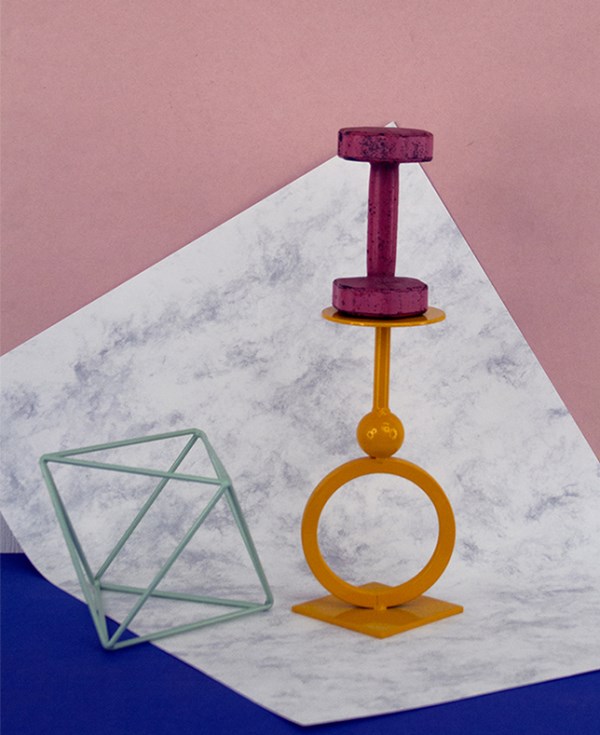 Ozdobná kocka vyrobená z kovového závažia