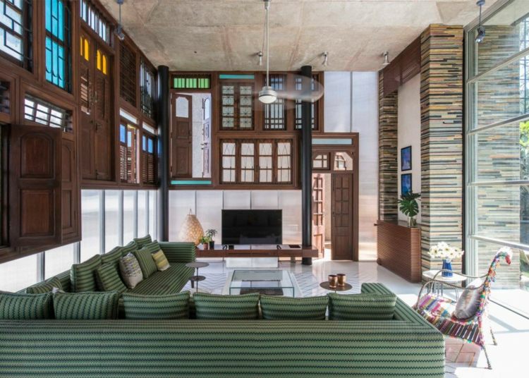 Sklenené predné staré dvere a okná vitrážové rohové gaučové kreslo