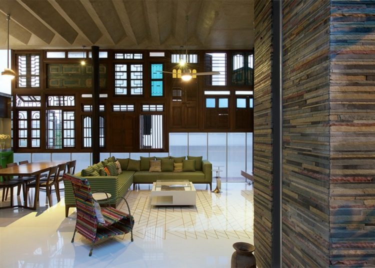 látkové drevené stĺpy obývacia časť gauč jedálenský stôl staré dvere a okná