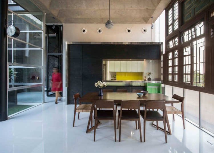 vysoký betónový strop kuchyňa jedálenský kút fasádne dvere a okná drevo