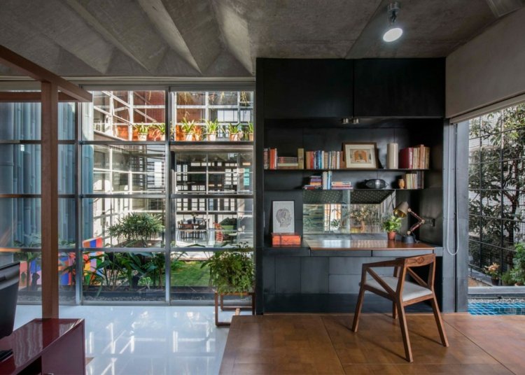 dvor koláž dom fasáda staré dvere okná betónový strop parkety