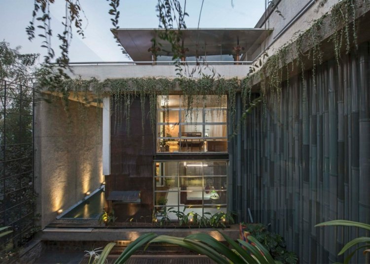 Ozelenenie fasádnych kovových rúrok osvetľujúcich staré okná a dvere