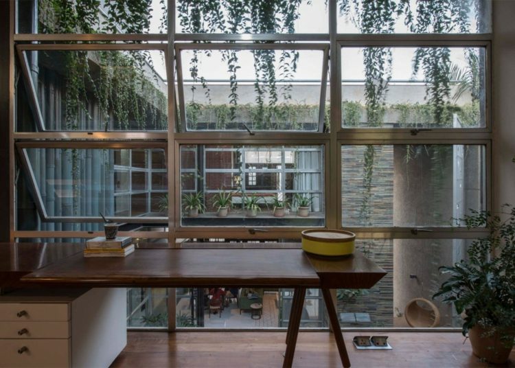 Dvere a okná z recyklovaného dvora na stôl