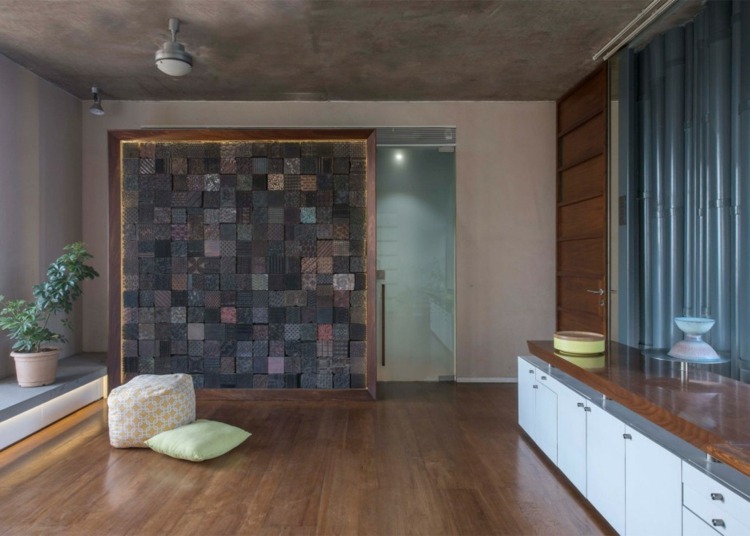 nástenné kovové rúry komoda parketová podlaha izbová rastlina sedáky vankúše dvere a okná