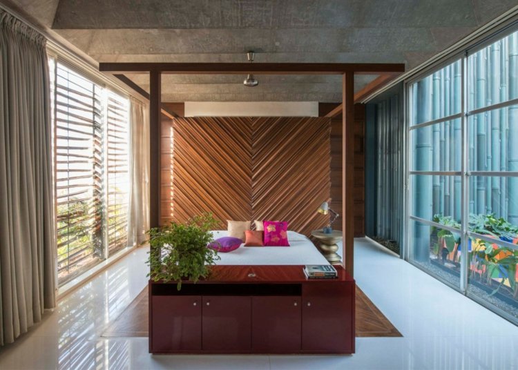 drevená priečka spálňa posteľ betónový strop koláž dom