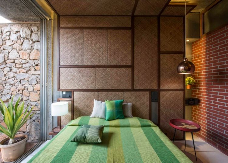 závesná lampa z tehlovej steny a hrnčiarskej rastliny