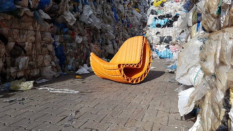 recyklácia nábytku plastový odpad dizajn mestské kreslo