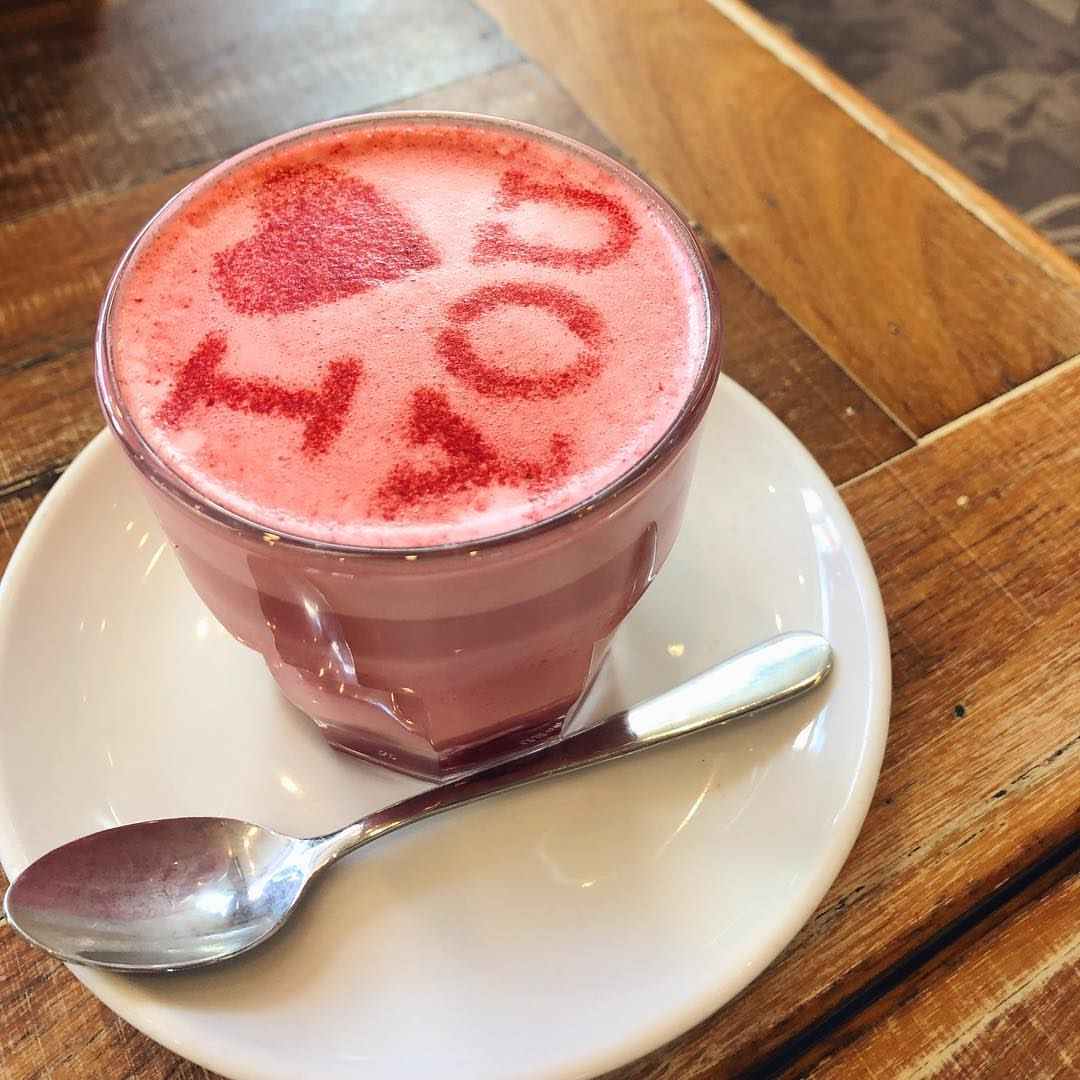 Red Velvet Latte Recept vegánske zdravé mandľové mlieko bez cukru