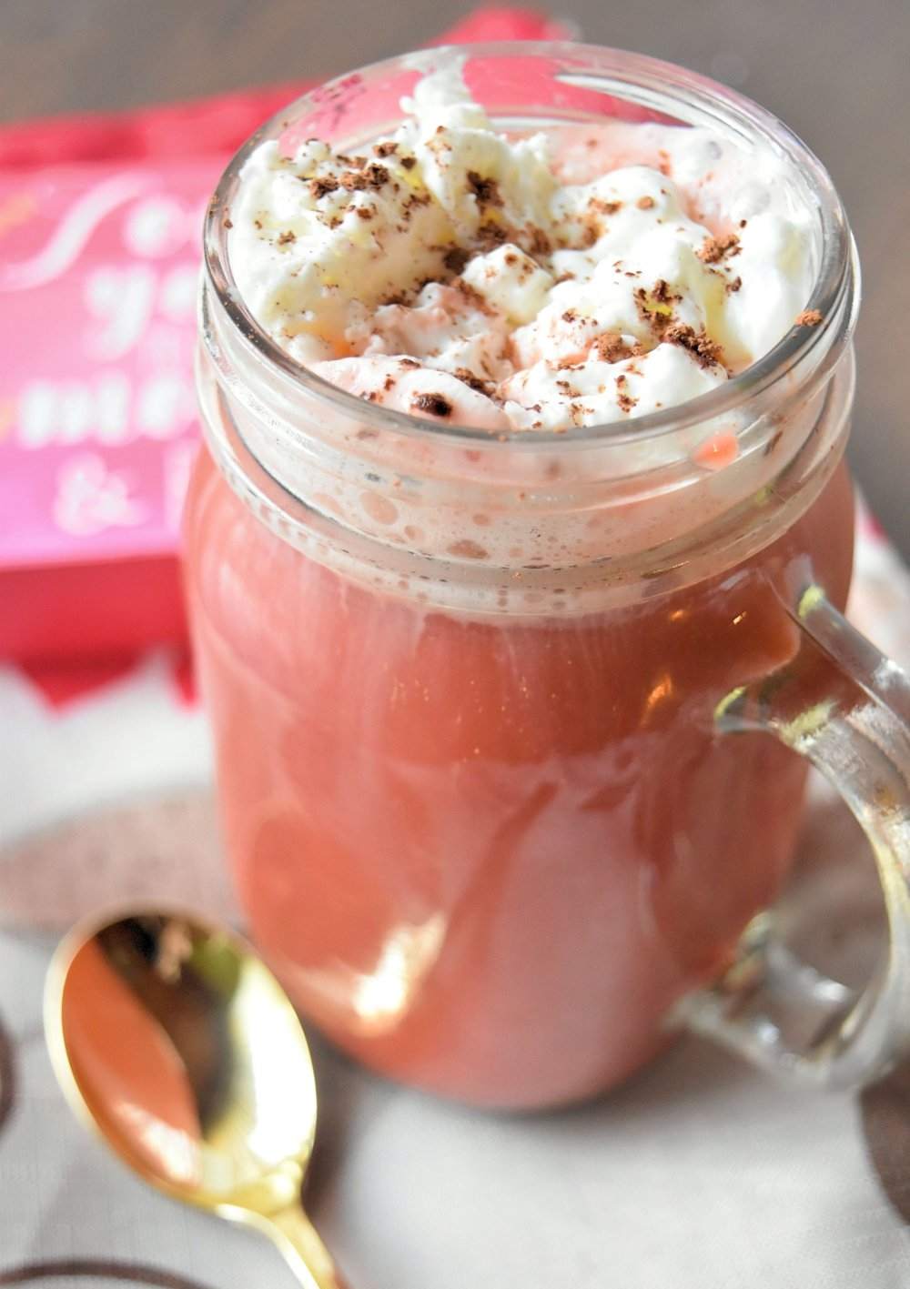 Recept na zamatový latte z mliečneho koktailu, vanilková zmrzlina, varenie kávy
