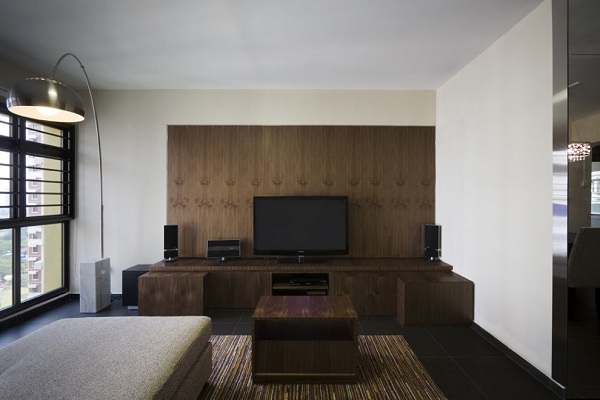 drevený panelový prízvuk za televízorom