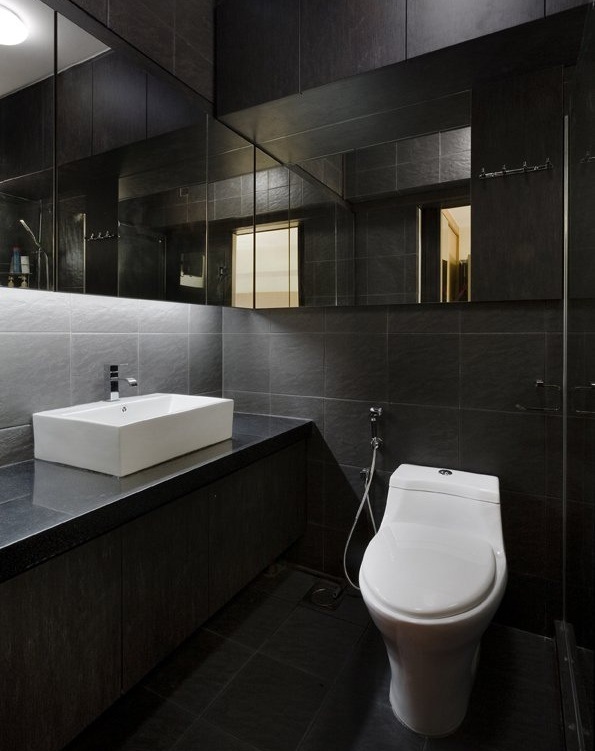 kúpeľňa s čiernymi dlaždicami