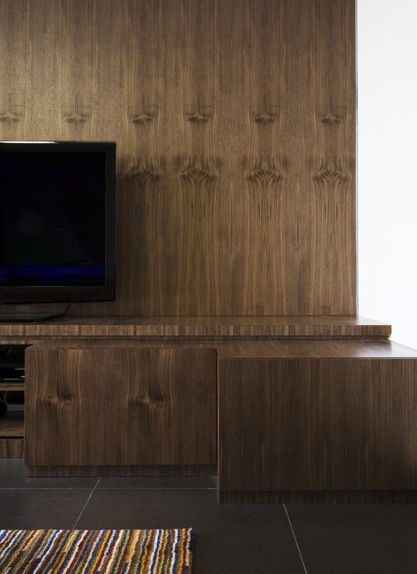 TV-polica-tmavo-dub-drevo