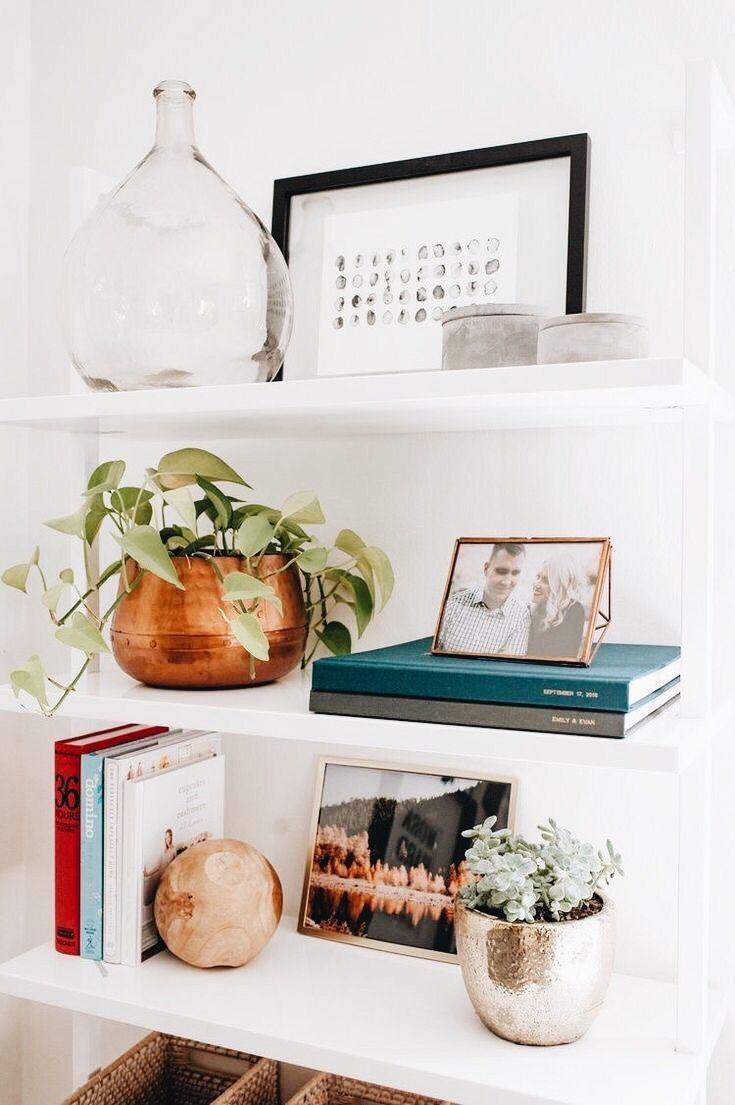 Ozdobte otvorené police Bytové doplnky Zariaďte si obývačku moderne