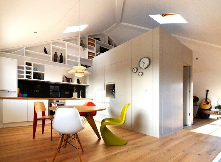 zaujímavé rozdelenie veľkej miestnosti Polica šikmá strecha-biela-drevená podlaha-panton-stolička-priečka