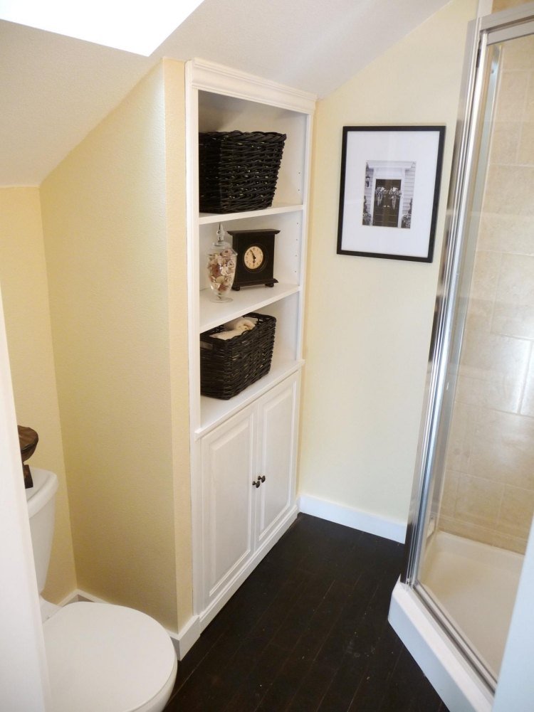 Kúpeľňa so šikmou vstavanou skriňou Polica šikmá strecha-kúpeľňa-WC-sprchovací kút-biela-krémová biela