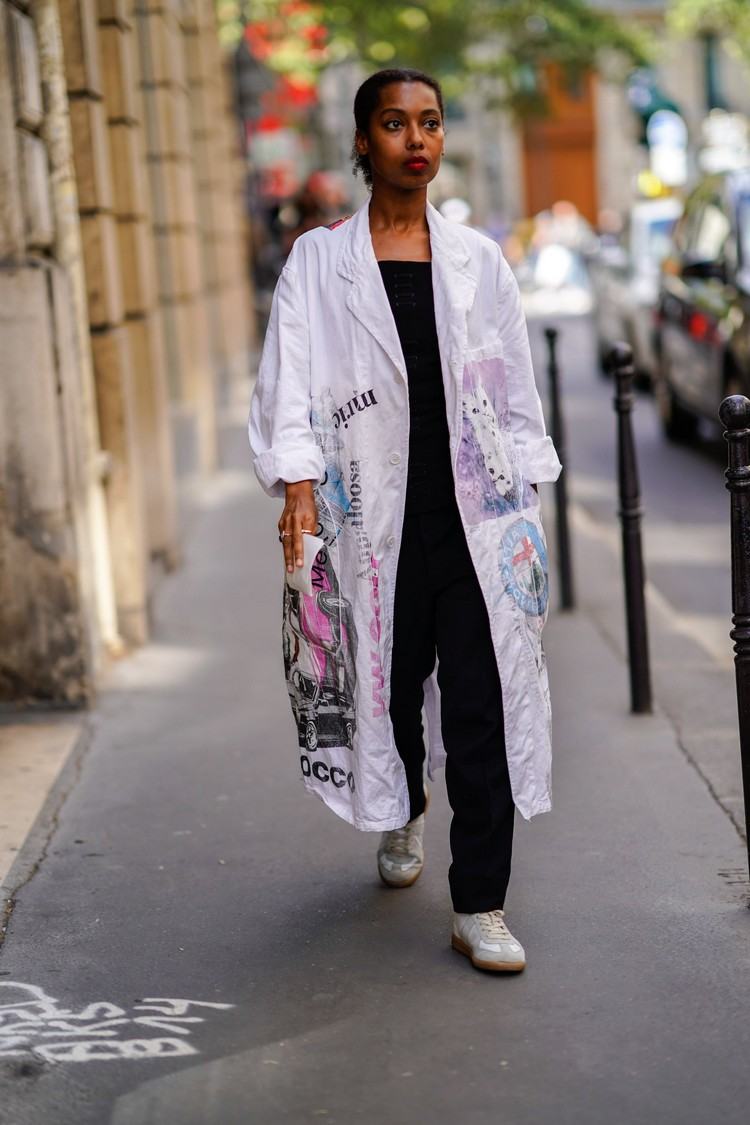 Bunda do dažďa kombinuje oblečenie do daždivého počasia a ponúka tipy na leto