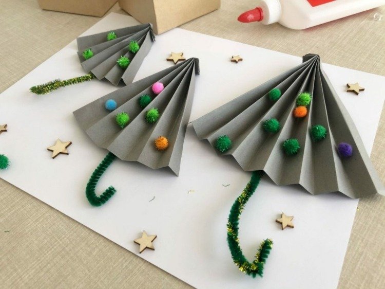 Vytvorte z dáždnikov dáždniky a ozdobte ich malými pomponmi