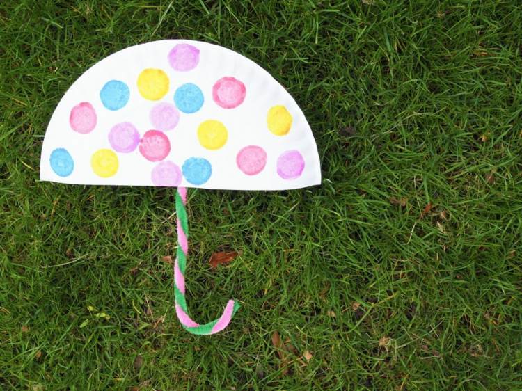 Jednoduchá obrazovka vyrobená z polkruhu z papiera, čističa rúrok a bodkovaného vzoru