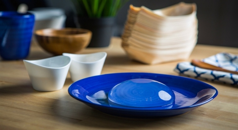 Pripravte koláč z dažďovej kvapky a podávajte na modrom tanieri