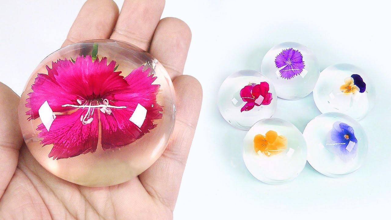 Nápady na vodný koláč s jedlými kvetmi v rôznych farbách