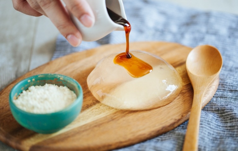 Hnedú cukrovú omáčku na vodný koláč si pripravte sami