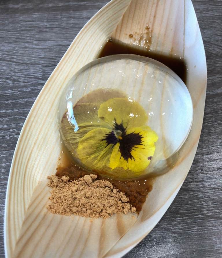 Nápad s vodným koláčom so žltým maceškom vo vnútri