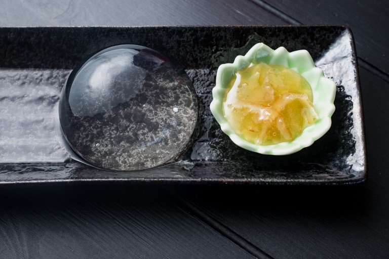 Podávajte koláč z čistej vody na vzorovanom servírovacom tanieri