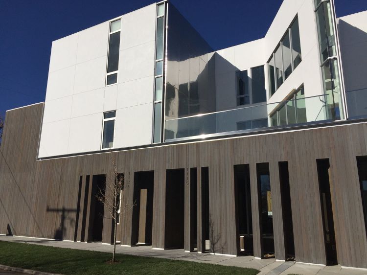 radový dom nová budova viacrodinný dom architektúra mestský rozvoj mimoriadny udržateľný dizajn okno súkromie obrazovka plechový bočný pohľad