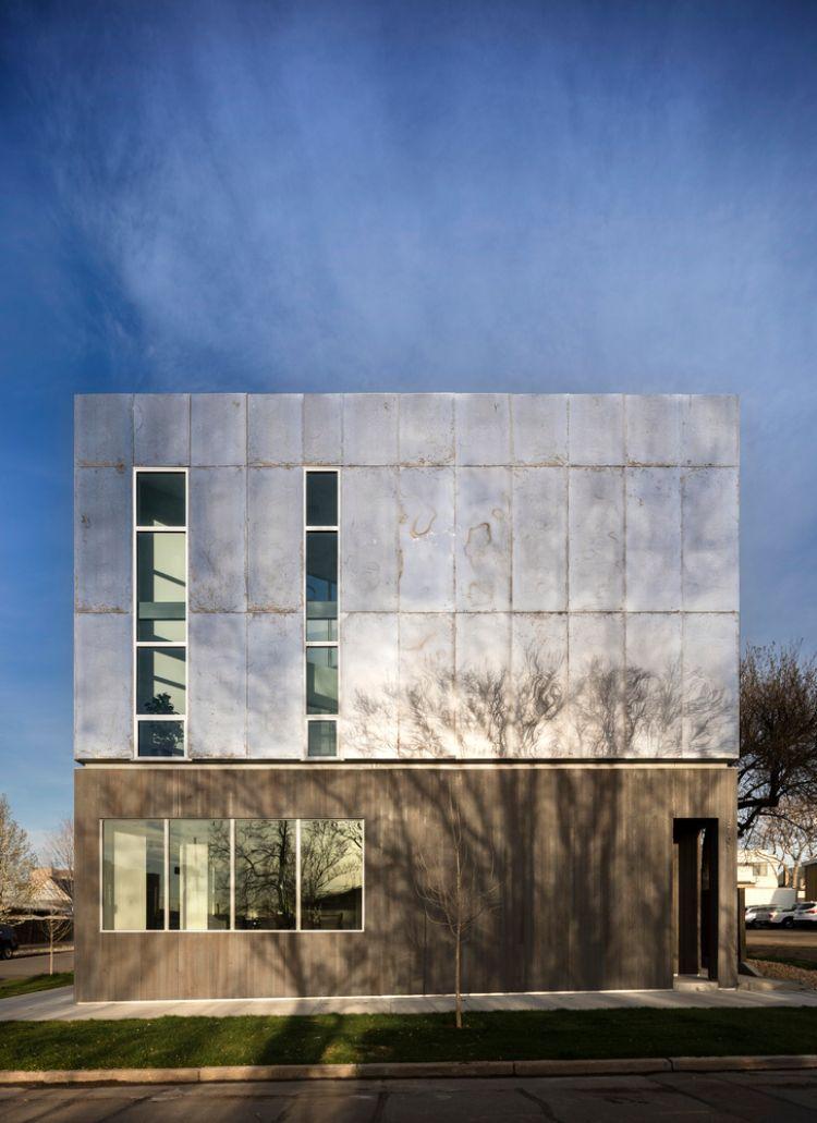 radový dom novostavba viacrodinný dom architektúra mestský rozvoj mimoriadny udržateľný dizajn okno súkromie obrazovka plech plech bočný pohľad ulica