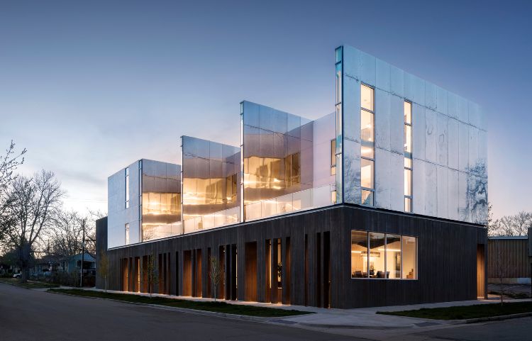 radový dom novostavba rodinný dom architektúra mestský rozvoj mimoriadny udržateľný dizajn fasáda domu fasáda kolonáda vstup terasa večer