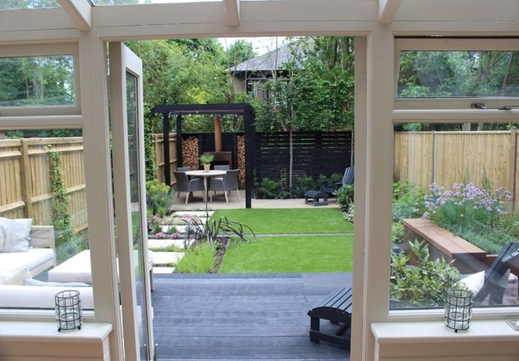 Dizajn záhrady pre malé radové domy. Ochranná clona pre posedenie s krbom