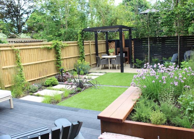 Záhrada radového domu pekne navrhnutá s pergolou a krbom