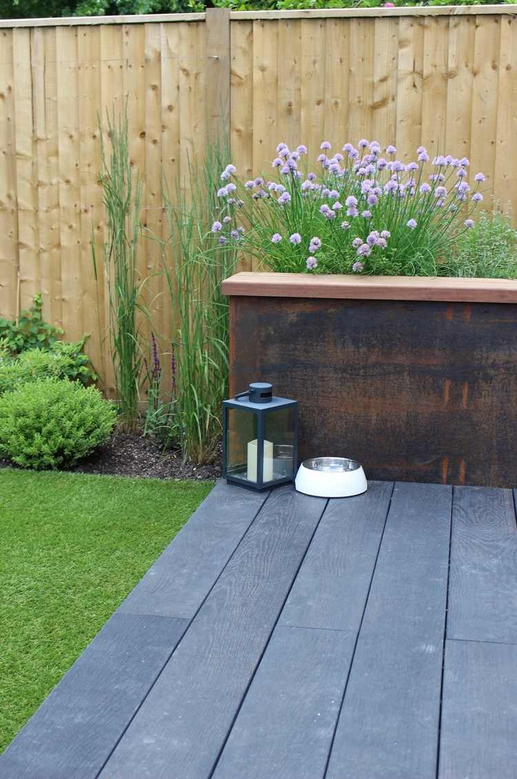 Výsadba pre terasovité záhradné bylinky vo vyvýšenom záhone